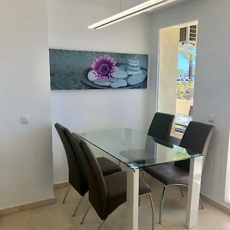 아파트 Puerto Paraiso Seaview For 5 People 에스테포나
